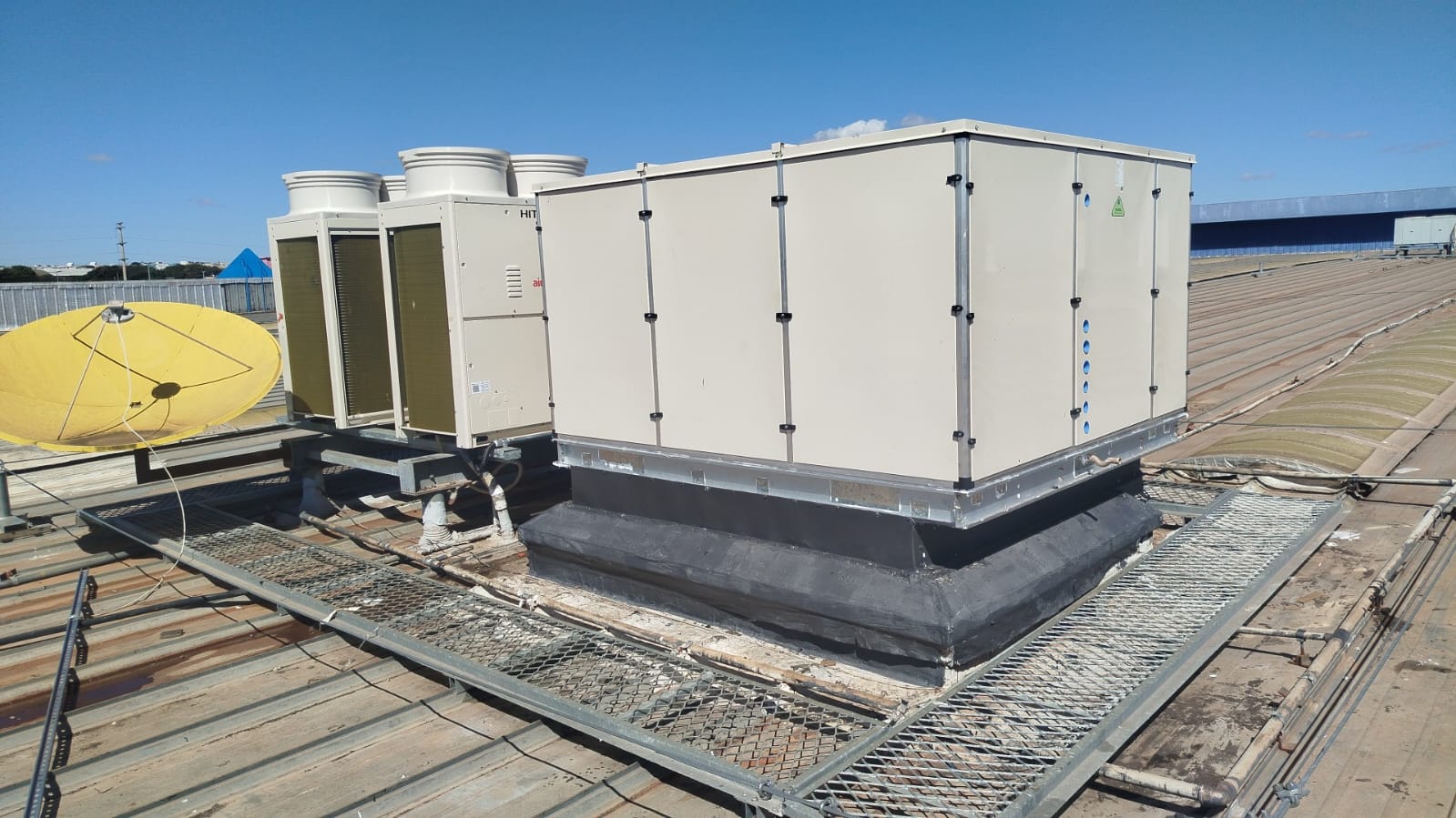 Rooftop e VRF em cobertura industrial
